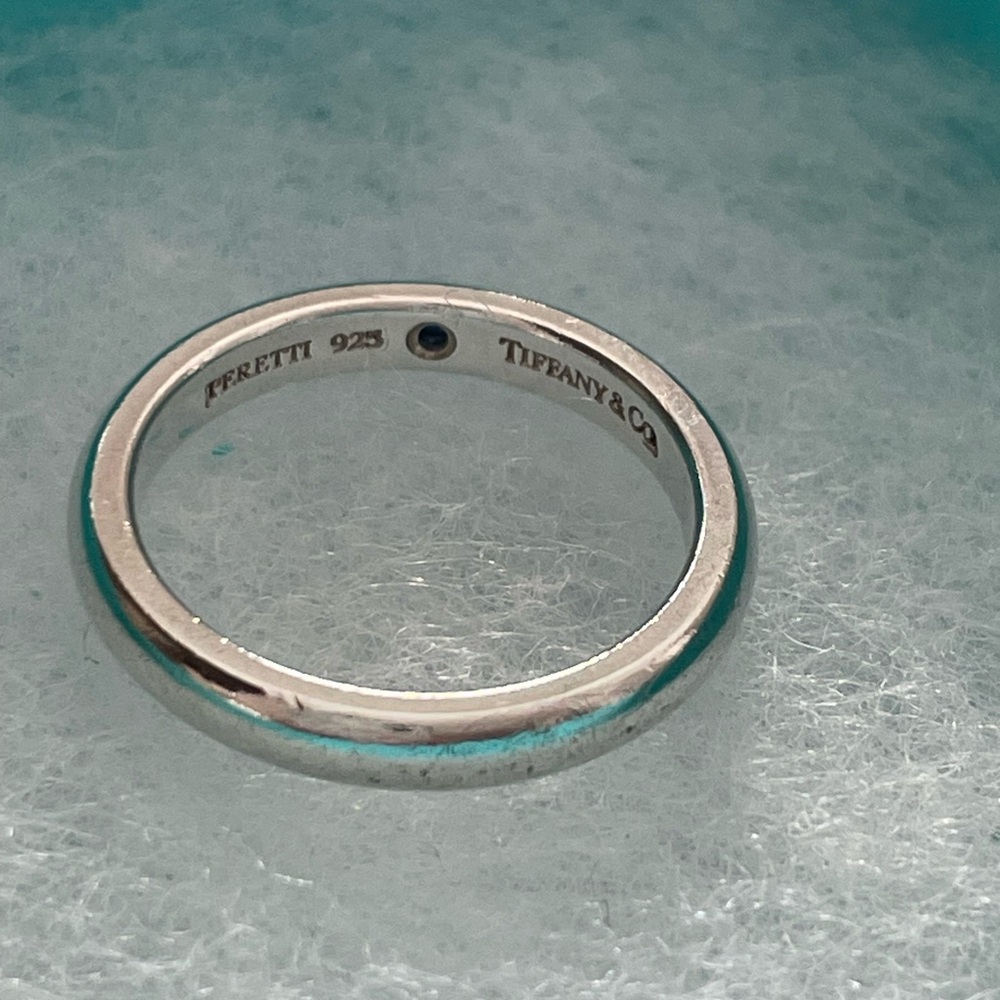 Tiffany & Co. Silver Ring with Green Gemstone - Picture 5 of 6